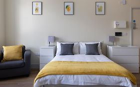 Apartment 6, Isabella House, Aparthotel, By Rentmyhouse